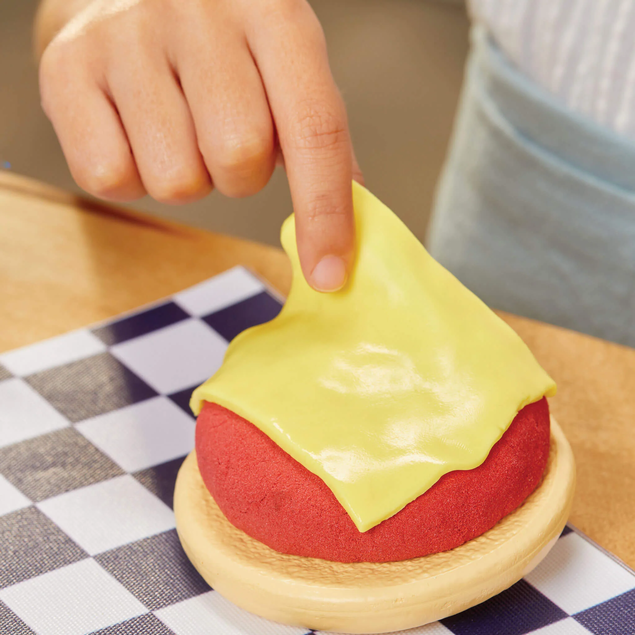 Little Tikes Creative Chefs Cheeseburger and Fries Kit - Image 3