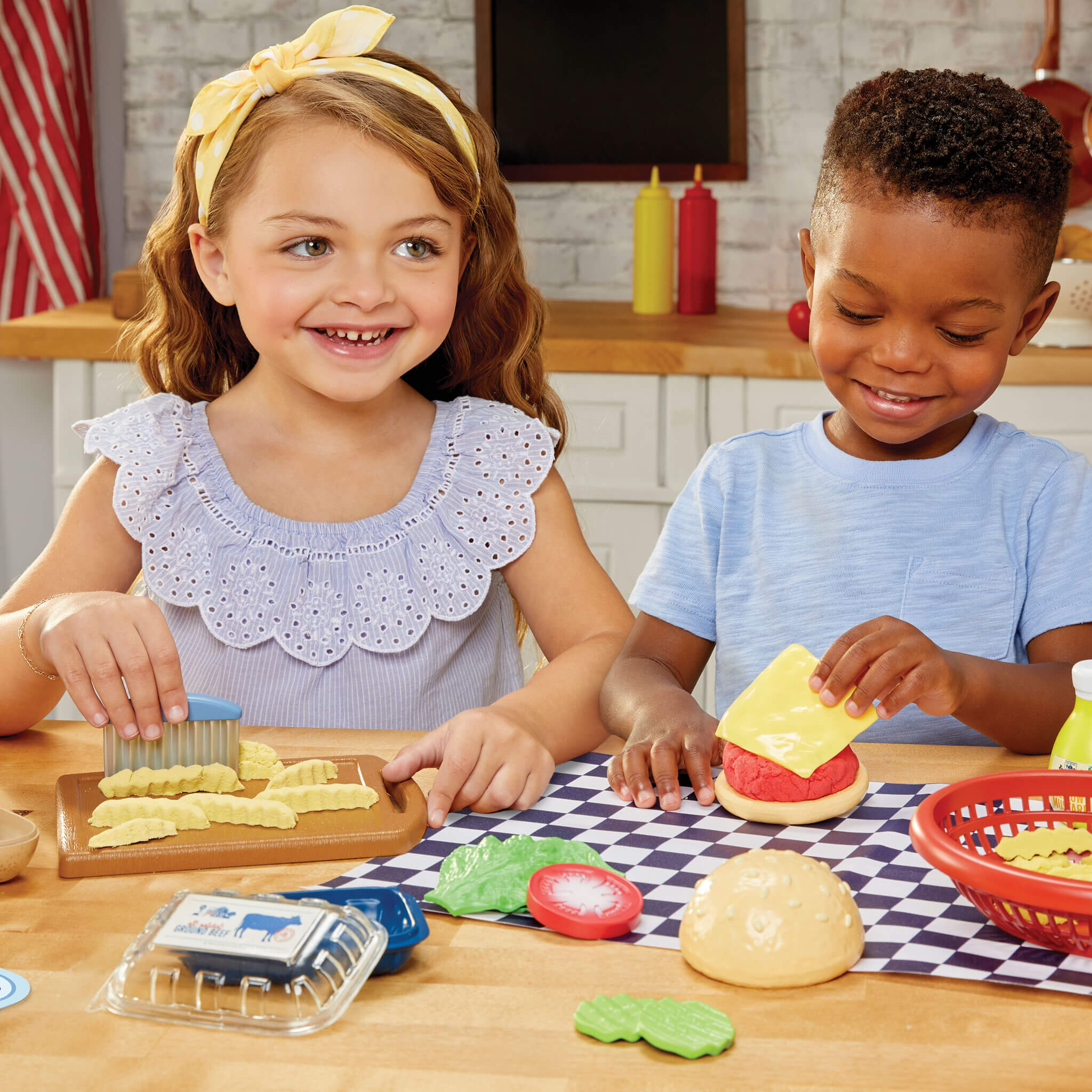 Little Tikes Creative Chefs Cheeseburger and Fries Kit - Image 2